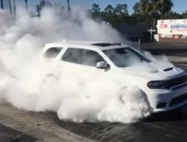 Dodge Durango SRT: Εντυπωσιακό burn-out και με τους 4 τροχούς από τo 7θέσιο θηρίο των 481 PS (βίντεο)